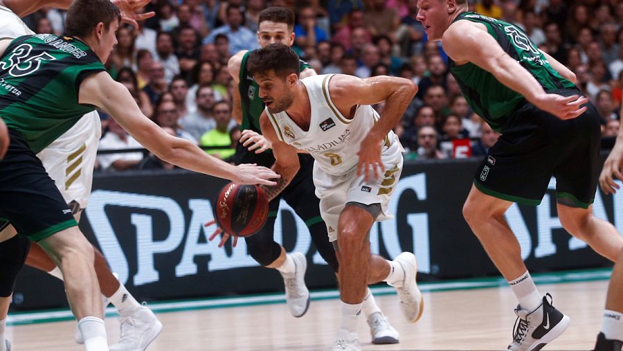 El base argentino del Real Madrid Nico Laprovittola (c)