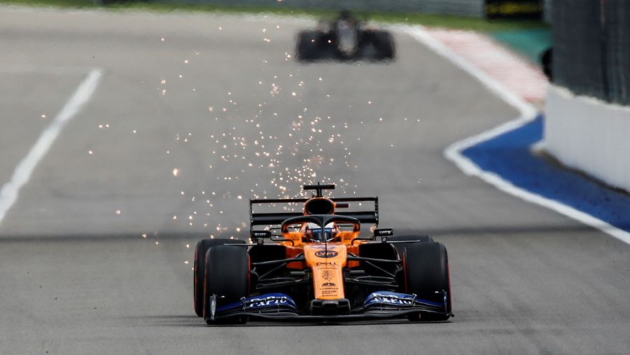Carlos Sainz, con su McLaren echando chispas