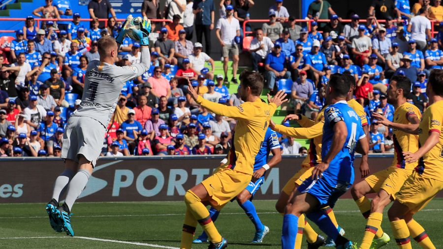 El guardameta del Barcelona, Marc Andre Ter Stegen (i) atrapa el balón