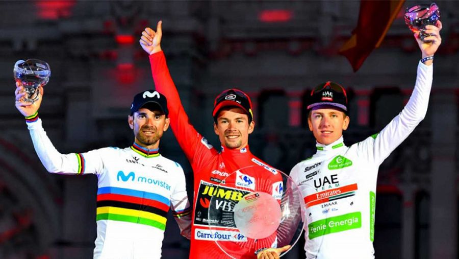 Valverde compartió el podio de la Vuelta con dos aspirantes al título mundial, Roglic y Pogaçar