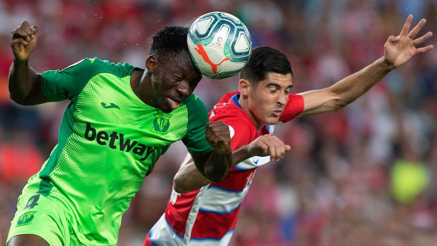 Omeruo (i) y Carlos Fernández (d) luchan por el balón