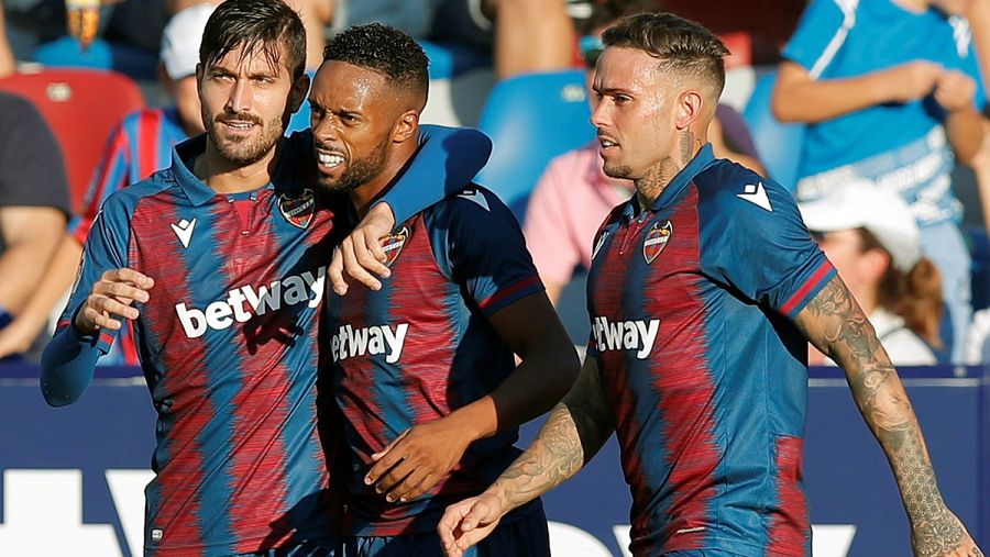 Jugadores del Levante celebran el gol de Hernani