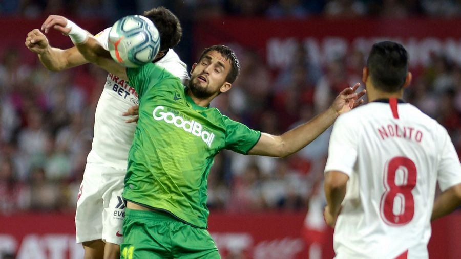 Januzaj trata de controlar un balón