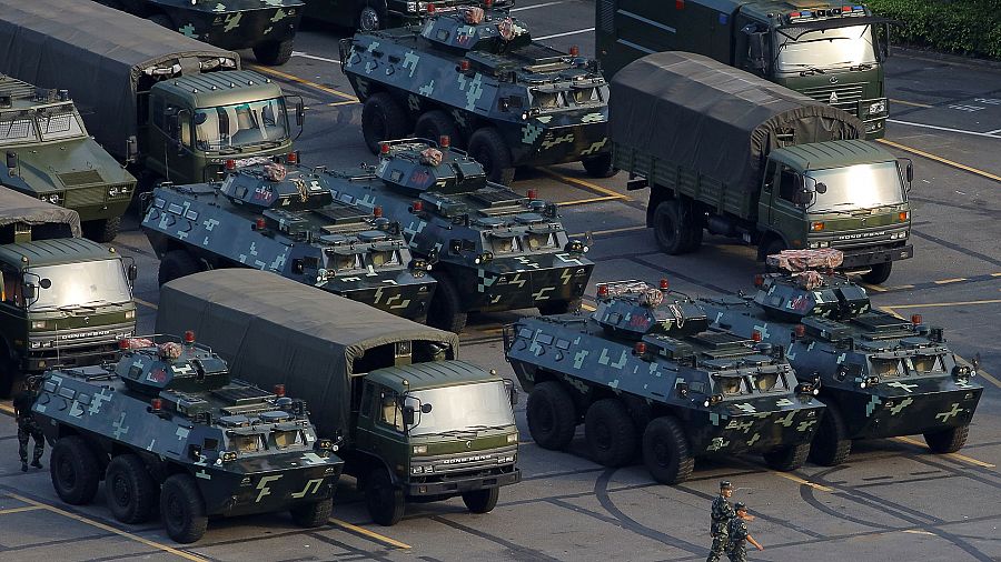 Vehículos militares del ejército chino aparcados en Shenzhen.