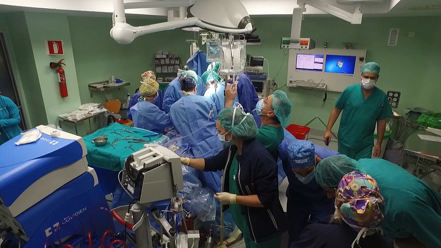 Un quirófano durante la realización de un trasplante