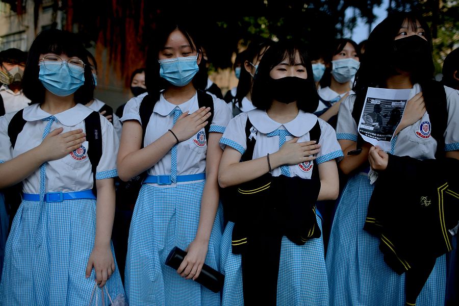 Los manifestantes, algunos con máscaras de gas, llevaron sus manos al pecho en señal de protesta 