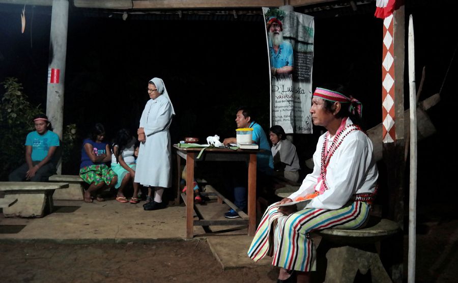 Una religiosa participa en una celebración con indígenas achuar en la amazonia peruana.
