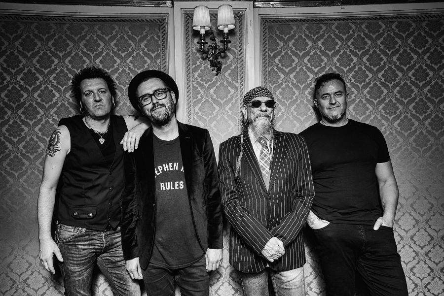 'El Drogas', con su banda habitual: Eugenio Aristu, Txus Maraví y Brigi Duke.