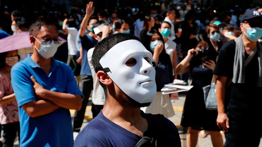 Manifestantes con máscaras en Hong Kong, el 4 de octubre. REUTERS/Tyrone Siu