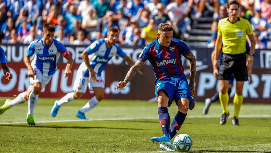 El jugador del Levante Roger Martí ejecuta el penalti