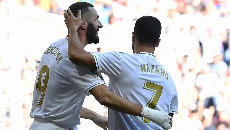 Benzema (i) y Hazard (d) celebran el primer gol