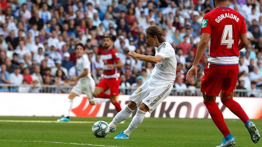 Momento del golpeo de Luka Modric