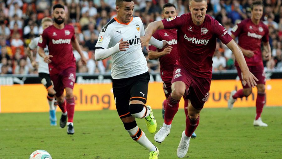 Rodrigo Moreno (i) disputa el balón con Rodrigo Ely (d)