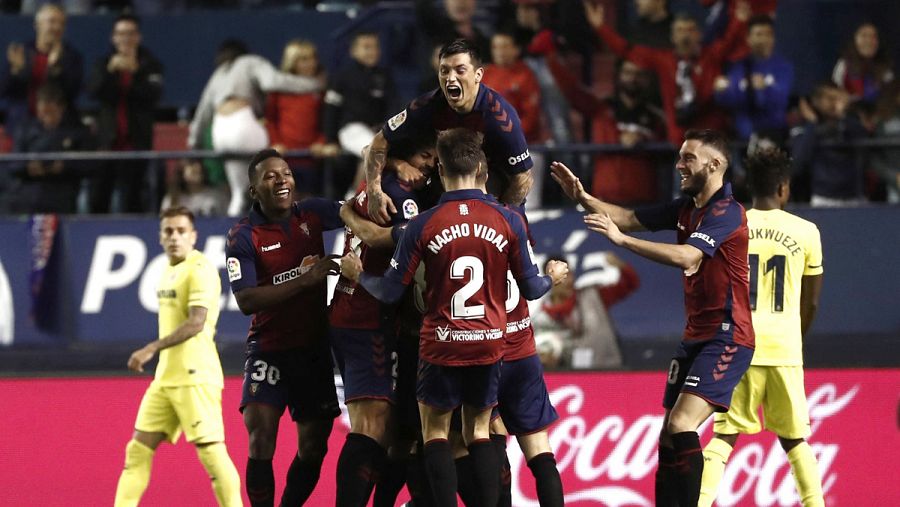 Los jugadores de Osasuna celebran tras marcar ante el Villarreal