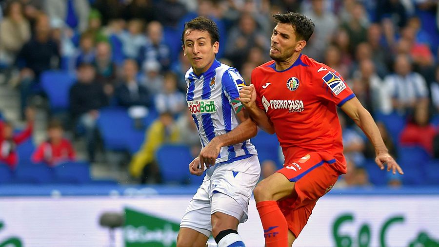 Oyarzabal lucha con Cabrera por el balón