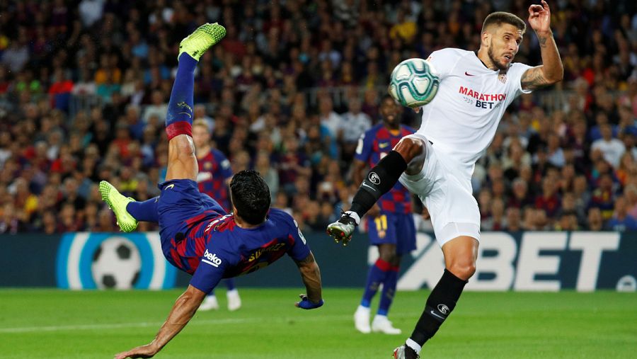 Momento del golpeo de chilena de Suárez