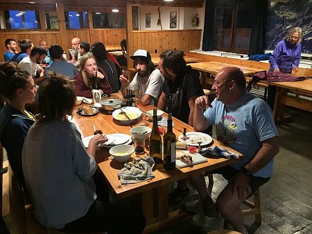 Excurisionistes acabant de sopar al refugi d'Amitges