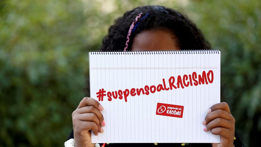 Un grupo de familias lanza la campaña #suspensoalracismo para luchar contra el acoso escolar racista