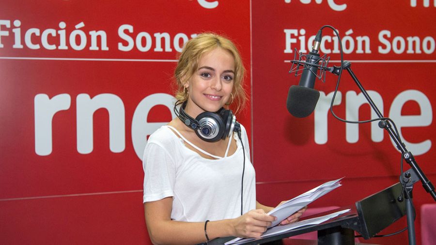 Lucía Caraballo pone voz a la Alicia imaginada por Lewis Carroll.