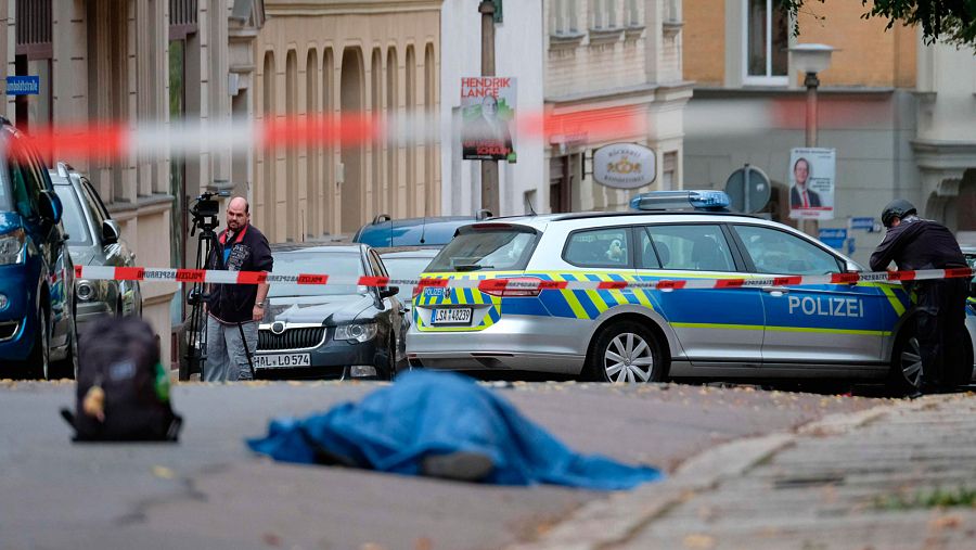 Uno de los fallecidos en el tiroteo yace en el suelo