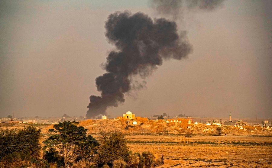 Columna de humo causada por el bombardeo turco en la ciudad nororiental de Ras al-Ain, en la provincia siria de Hasakeh