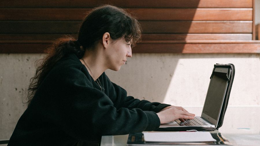 Somadamantina durante la composición de uno de sus temas