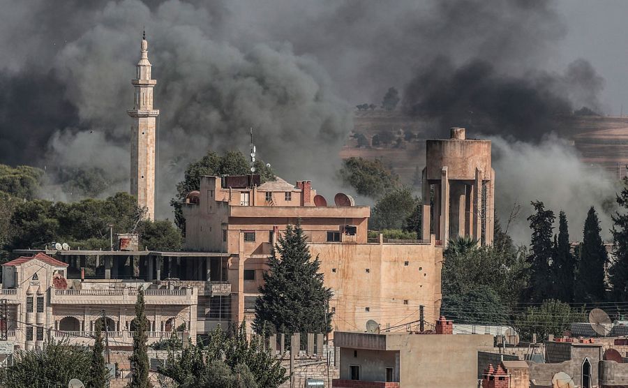 Imagen de varias columnas de humo tras lo bombardeos turcos sobre territorio sirio, este jueves en Sanliurfa (Turquía)