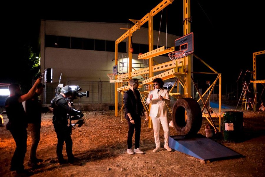 'Vaya crack': Elisa Mouliaá se convierte en improvisada presentadora del 'Telediario Semanal'