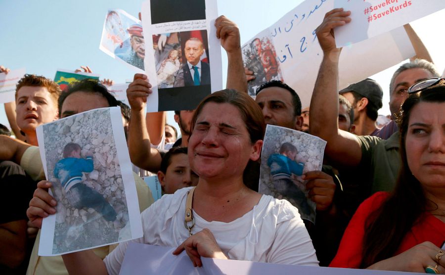 Manifestantes kurdosirios denuncian la ofensiva militar tuca contra las fuerzas kurdas, este jueves frente a la sede de Naciones Unidas en Erbil (Irak).