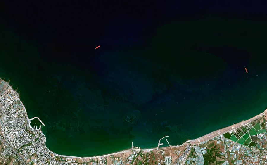 Imagen satelital de los petroleros de bandera iraní Adrian Darya-1 y Jasmine frente a la costa saudí de Baniyas