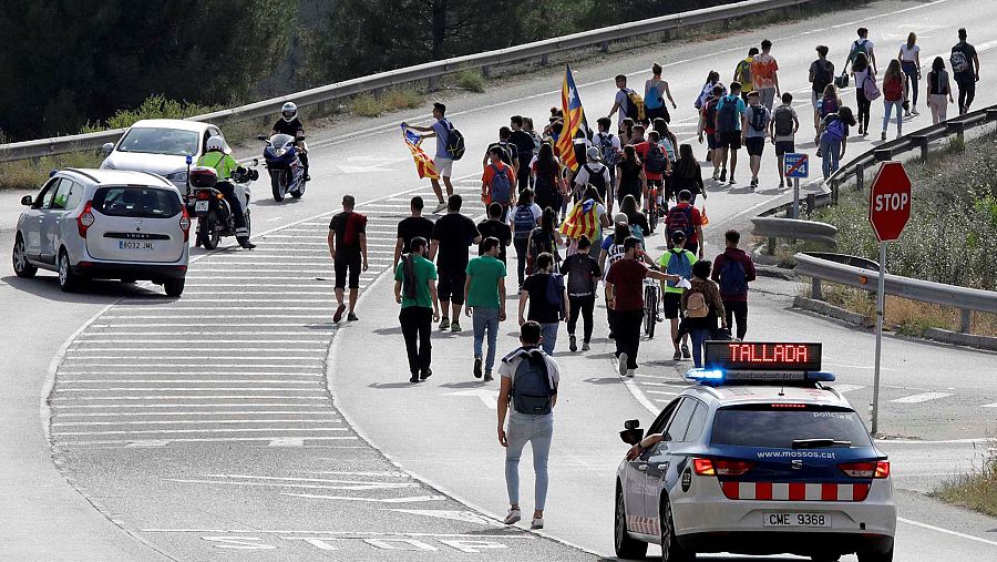 Imagen de manifestantes en el corte de la carretera A-2 este lunes tras conocerse la sentencia del 'procés