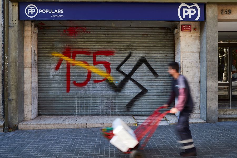 La sede del Partido Popular (en la imagen) y de Ciudadanos en Barcelona ha amanecido este martes con una pintada de un 