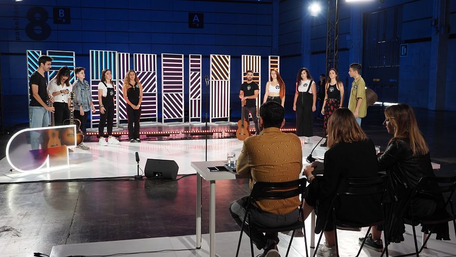 Tercer grupo preparado para cantar