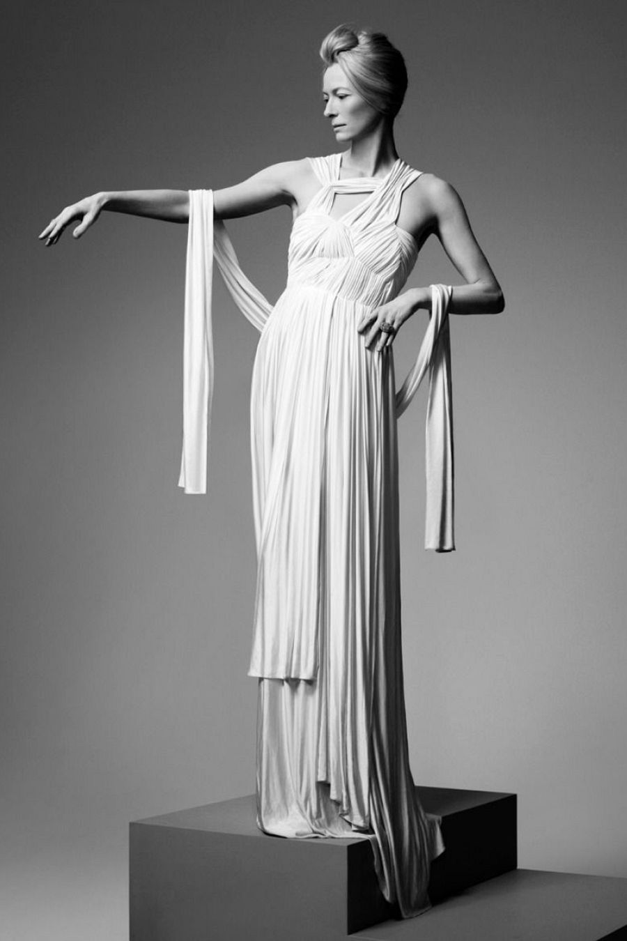 Tilsa Swinton con diseño de Sophia Kokosalaki