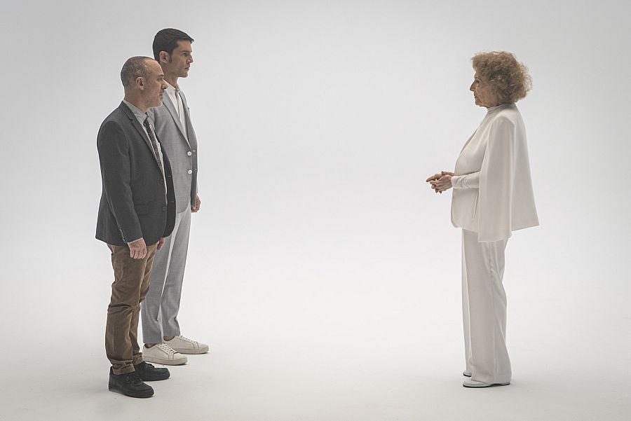 Mientras, Carlota secuestra a otra mujer para llevar a cabo la misteriosa misión que le encomendaron