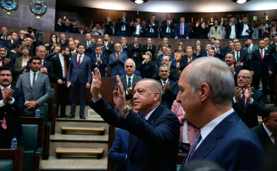 El presidente turco, Recep Tayyip Erdogan, saluda a los miembros del Partido de la Justicia y el Desarrollo (AKP) en su reunión de grupo en el parlamento en Ankara