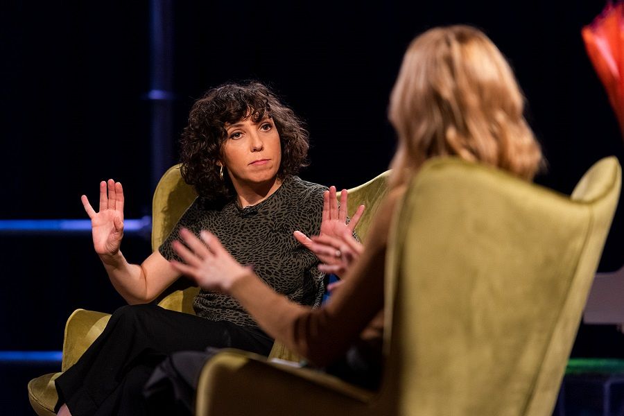 Judit Martín parla amb Tània Sàrrias al plató de 'Punts de vista'