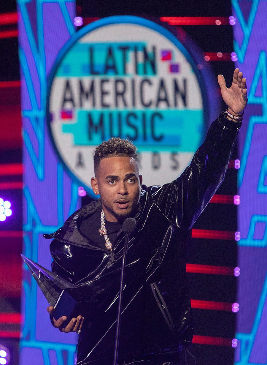 Ozuna recibe el premio a Sencillo del año en los AMAS 2019