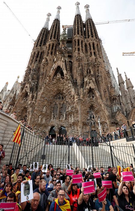 Manifestantes protestan contra la sentencia del 'procés' a las puertas de la Sagrada Familia de Barcelona.