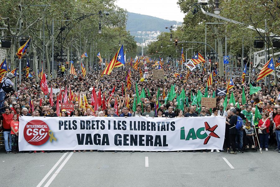 La cabecera de la manifestación en Barcelona, con el lema 