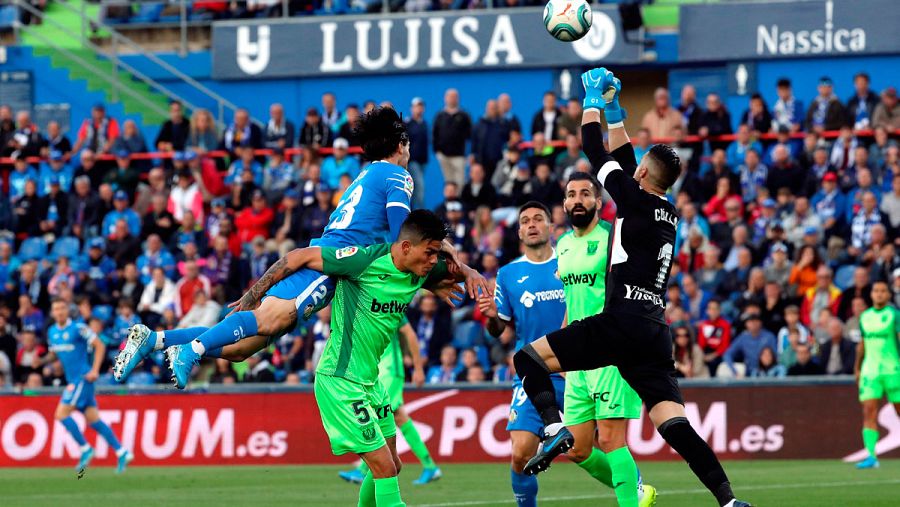 Lucha encarnizada por el balón