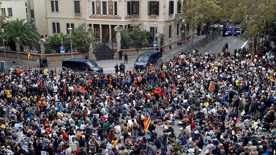 Cientos de personas se concentran ante la sede de la Delegación del Gobierno en Cataluña con motivo de la visita del presidente del Gobierno en funciones, Pedro Sánchez