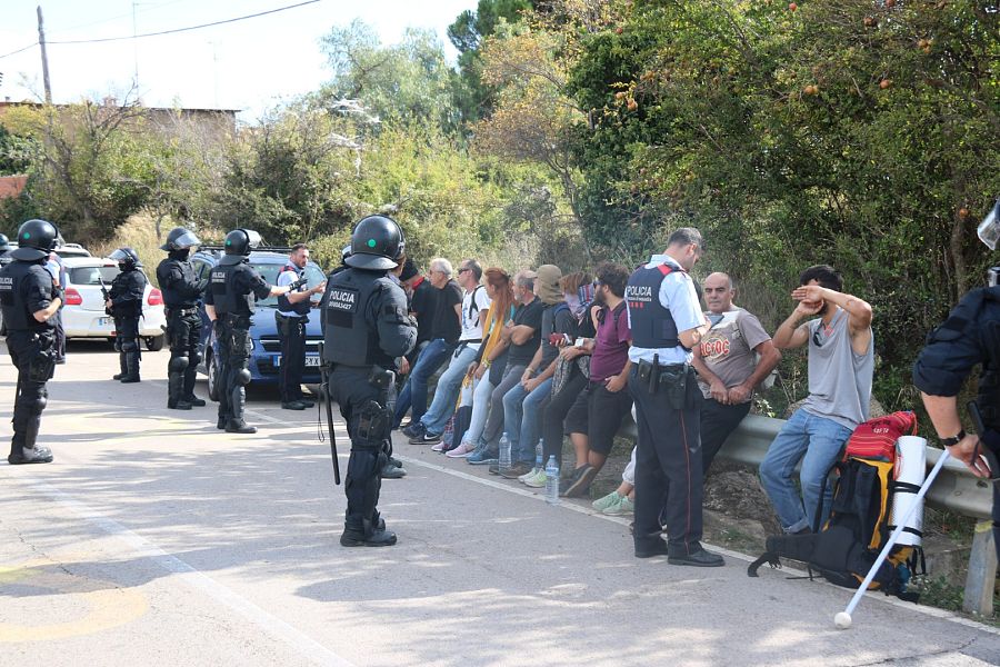 Detingut a Llers per tallar la carretera