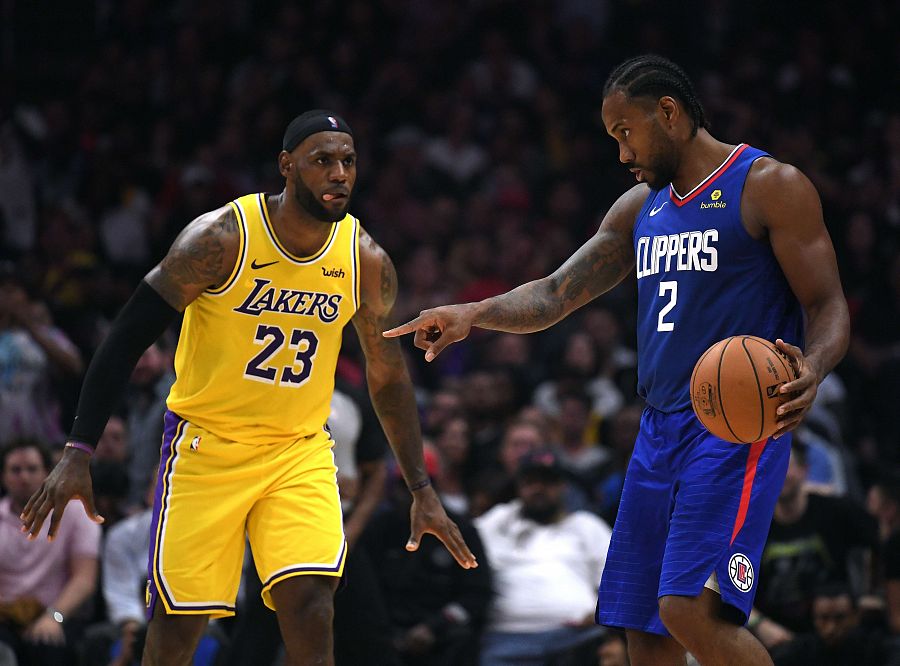 Kawhi Leonard (de los Clippers), con el balón ante la defensa de LeBron James (de los Lakers, a la izquierda)