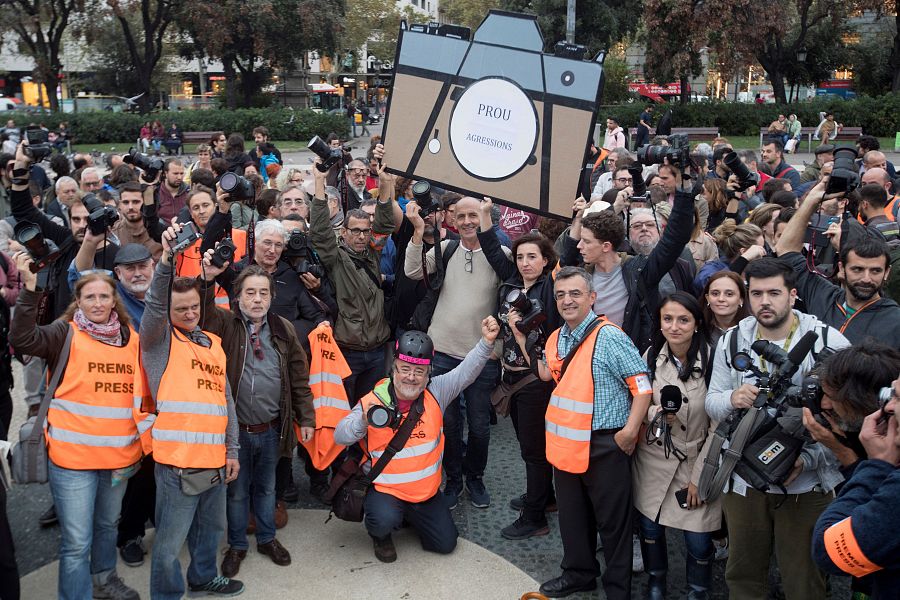 Els periodistes es concentren a Plaça Catalunya per a condemnar les agressions patides durant la setmana d'aldarulls