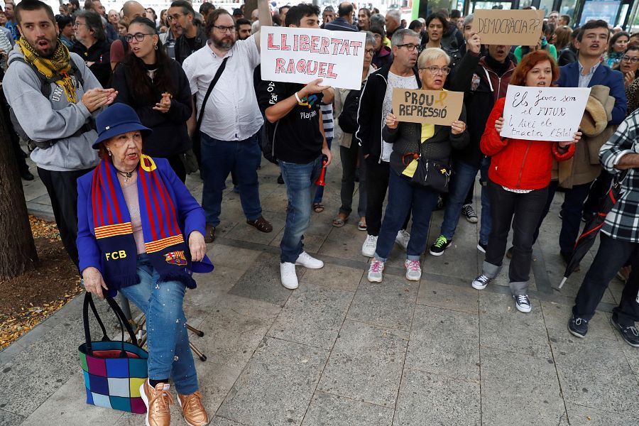 Els concentrats donen suport als detinguts en les protestes contra la sentència del procés.