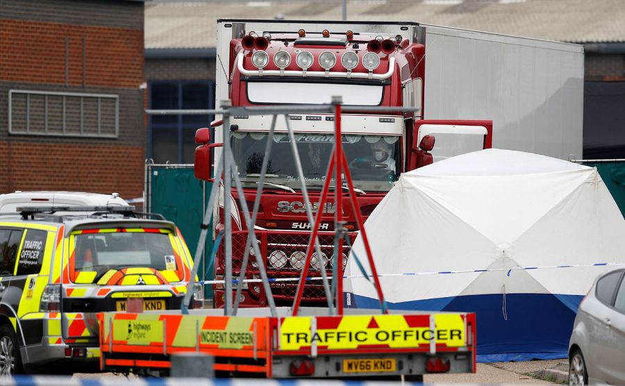 Se ve a la policía en la escena donde se descubrieron los cuerpos en un camión contenedor, en Grays, Essex