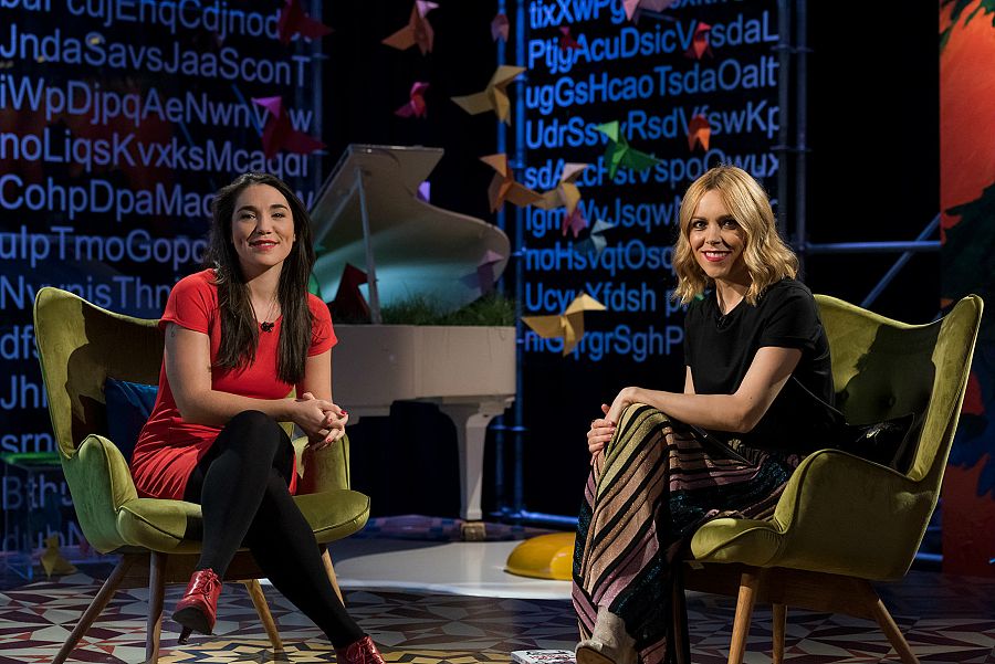 Raquel Riba Rossy asseguda amb Tània Sàrrias al plató de 'Punts de vista'