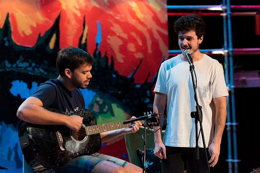 Miki Núñez, acompanyat d'un guitarrista, durant la seva actuació a 'Punts de vista'