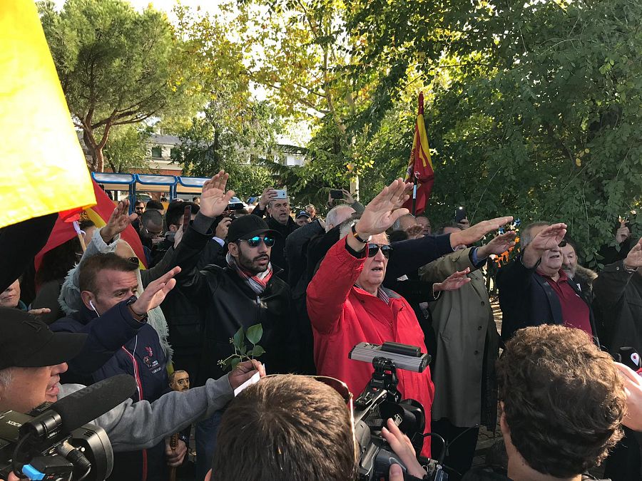 Un grupo de simpatizantes del franquismo realiza el saludo fascista en las inmediaciones del cementerio de Mingorrubio